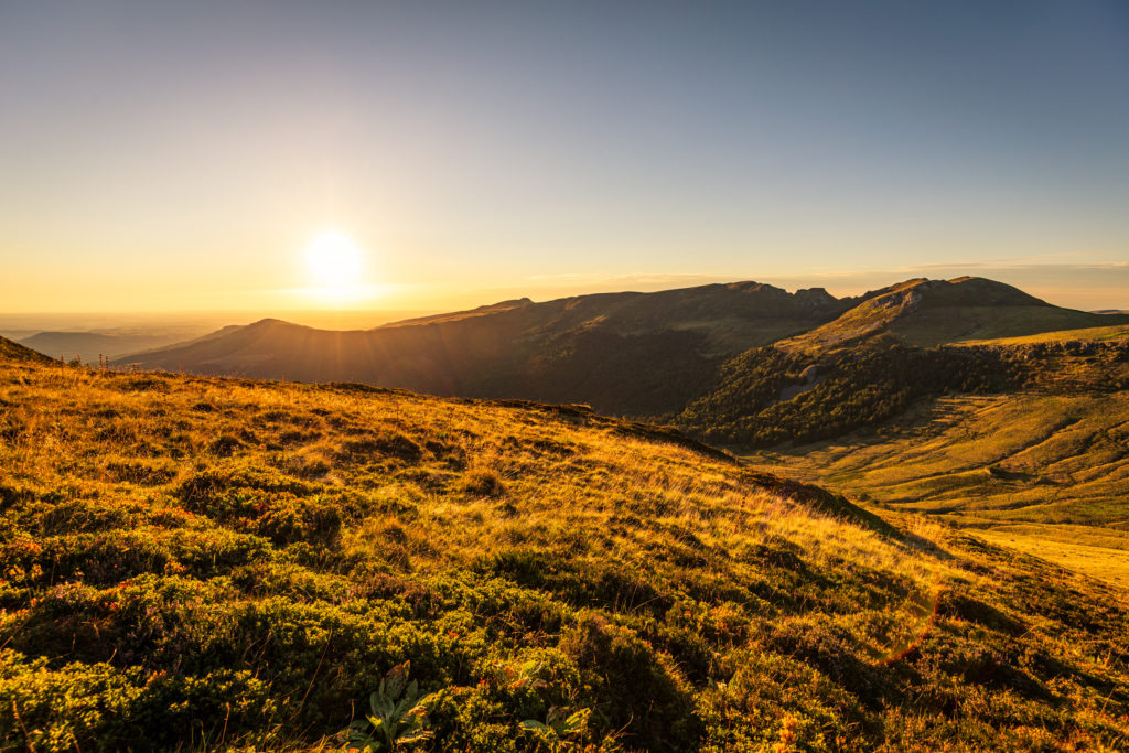 Coucher de soleil sur la vallée de l'Aspre et le Puy Violent depuis Roche Taillade