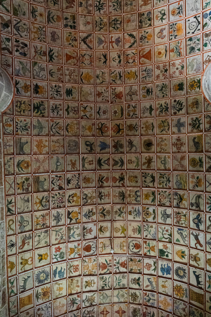 Plafond à caissons de bois de l'église Saint-Léger de Cheylade